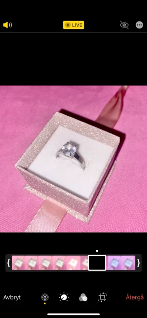 Diamant ring - Skitfin ring använd fåtal gånger, inte äkta silver💗 Passar mitt långfinger som har omkretsen ca 5,7cm ✨ 17kr frakt om du betalar utanför plick (inte spårbar)