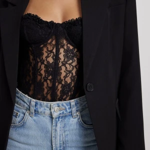 Korsettopp spets - Korsettopp i spets från NA-KD. Använd en gång. Storlek 80D men mer som en 75D. 