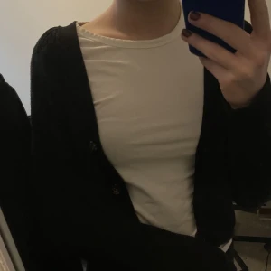 Svart kofta - Svart stickad kofta från hm! Kommer inte till användning längre🫶🏼