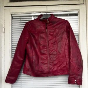 Vegansk Vintage läderjacka skinnjacka leatherjacket bikerjacka motorcykeljacka läder leather jacka jacket vegansk läderimitation  - Vegansk läderjacka säljes, upplevs som en strl M. 