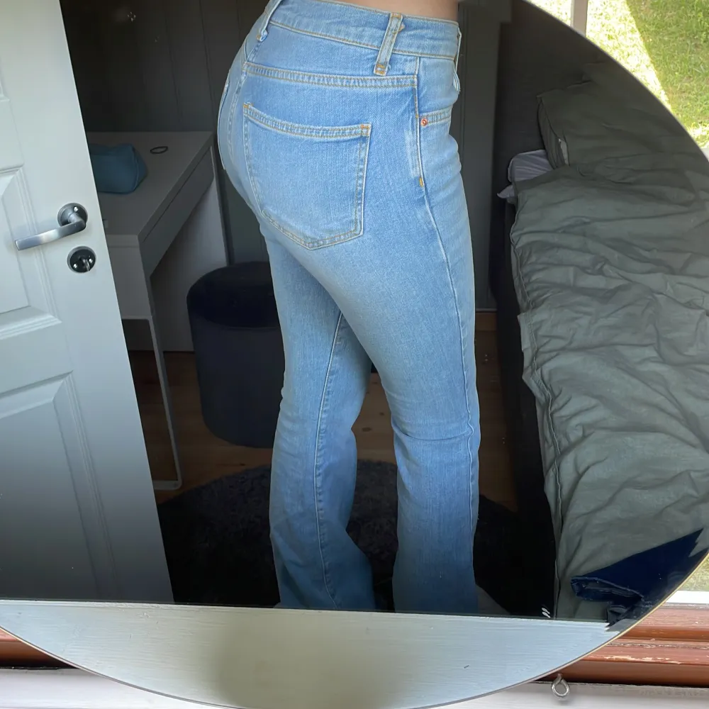 Säljer ett par low waist jeans från Gina tricot. En liten reva i tyget (sista bilden) men syns nästan inget när dom är på:) köparen står för frakten. 100kr+frakt . Jeans & Byxor.