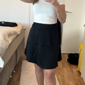 Kjol  - Satin kjol i storlek S. 