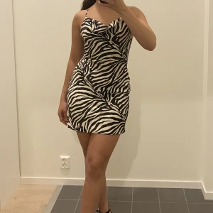 Fin festklänning  - Har använts ett par gånger men är i gott skick. Perfekt till partykvällar eller en utekväll med tjejerna. Väldigt mjukt material, tjockare sidentyg som följer kroppen.