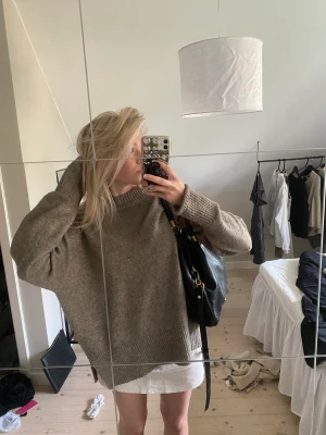 Brun/beige stickad tröja - Säljer denna fina stickade tröjan från H&M, perfekt att ha en sommarkväll till en vit lång kjol😍😍 