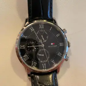 Säljer min klocka som jag inte använder längre och är typ använd tre gånger . Original pris 1800