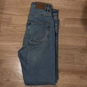 Söta monkl jeans😊 - Söta monkl jeans i nyskick! De är i formen taiki och är inte helt tajta vid fötterna 
