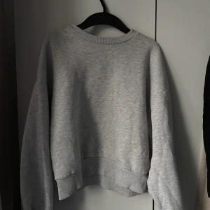 Grå sweatshirt  - Säljer denna sweatshirt från Gina tricot. Den är använd och är lite nopprig på insidan men har inga defekter som syns. Hör av er för funderingar!