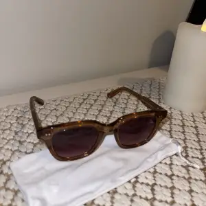 Chimi solglasögon i en beige/brun färg. I princip oanvända.  Köpare står för fraktpriset. 