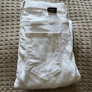 Vita höglidjade jeans från DrDenim storlek S.  Oanvända  100kr