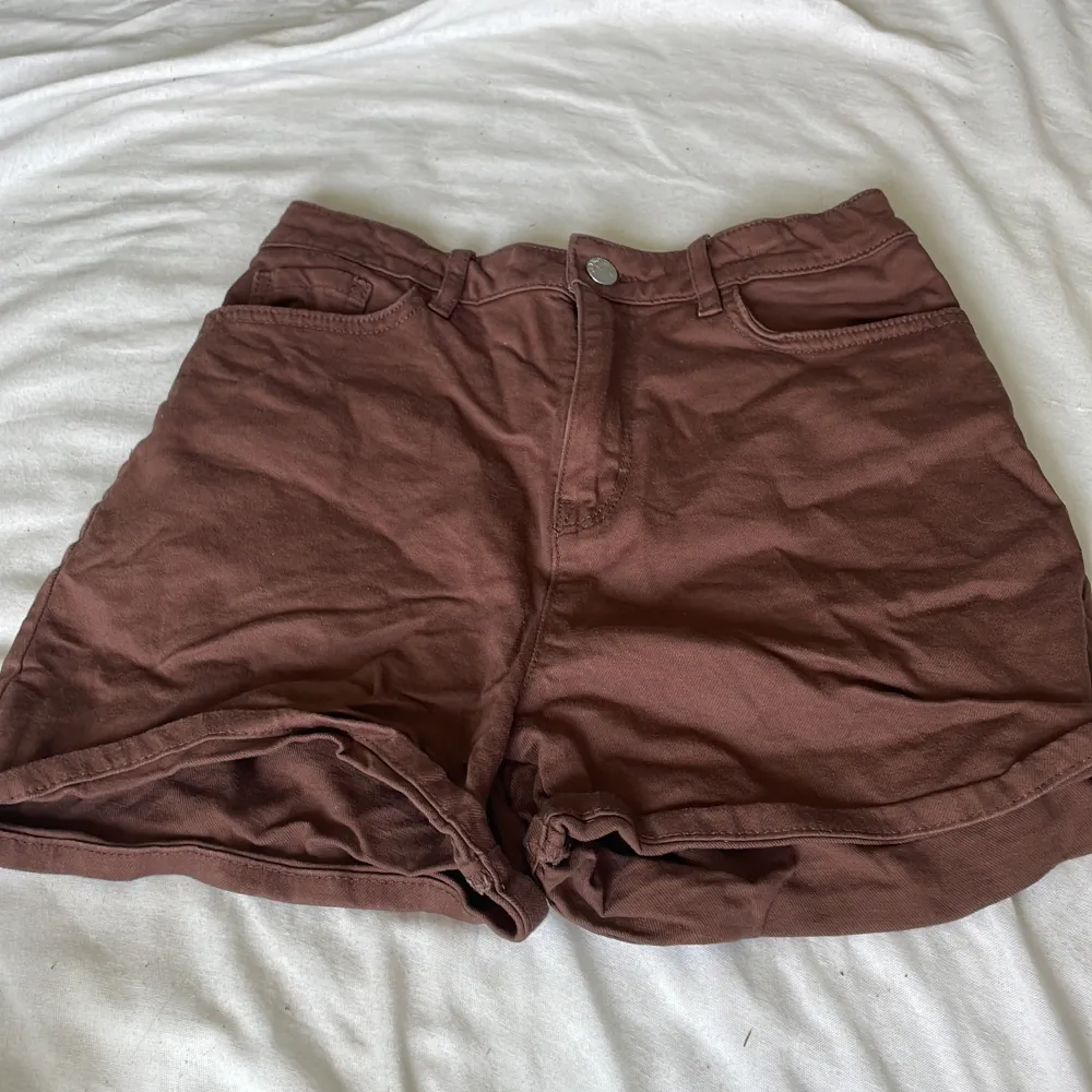 Bruna shorts från Lindex  30kr+frakt. Shorts.
