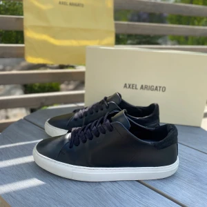 Axel arigato clean 90 - Säljer ett par svarta Axel arigato clean 90 i storlek 40. Säljs pga för små. Ca. Ett år gammla, box medföljes 