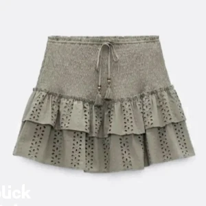 Zara Kjol - Säljer denna slutsålda kjolen ifrån zara. Använd Max 3 gånger! TRYCK EJ PÅ KÖP NU🙌🙌💘