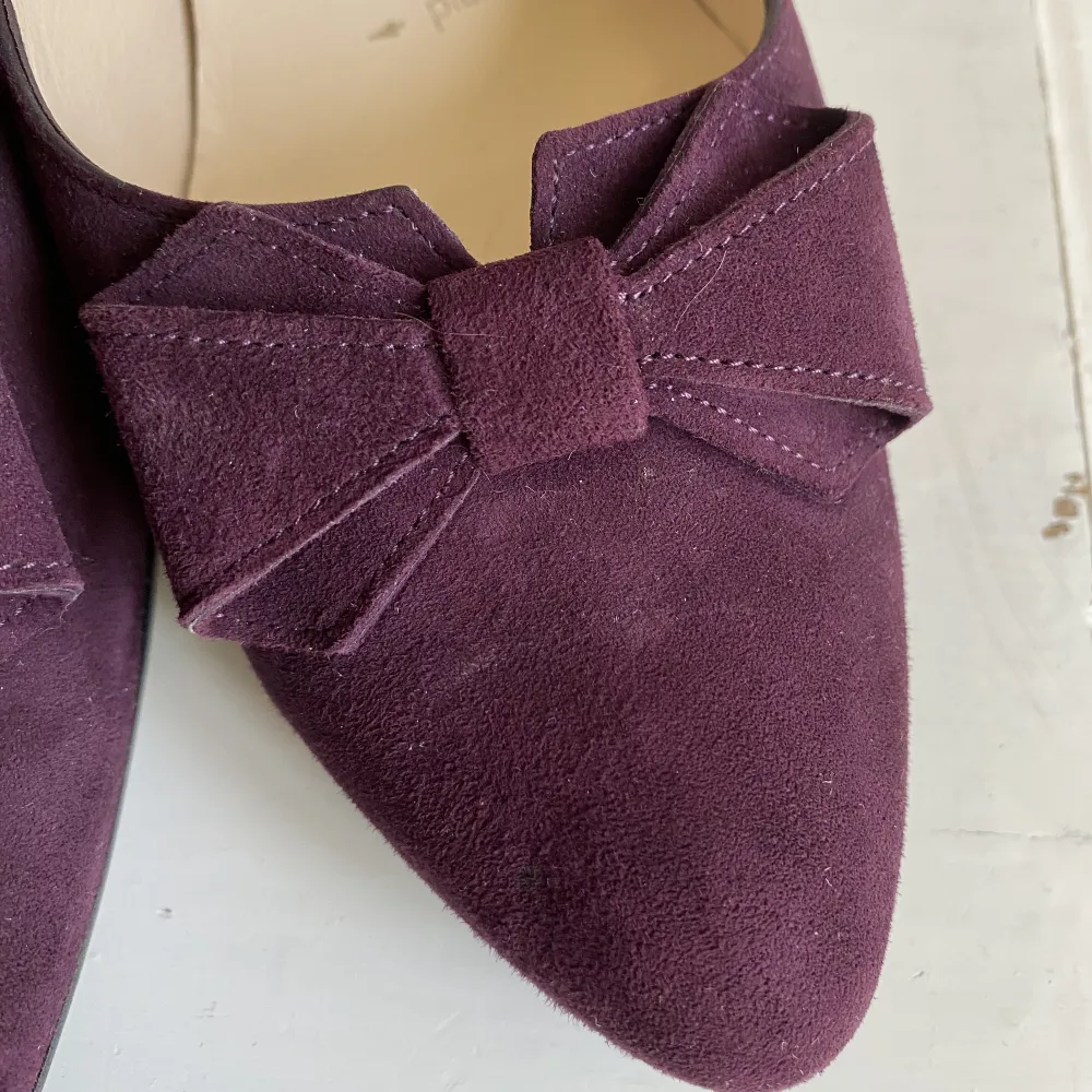 Lila/vinröda pumps från Peter Kaiser i strl 5,5/38. De är dock breda och passar mig som har strl 39. Otroligt bekväma och sparsamt använda. Nypris 1500kr. Kengät.