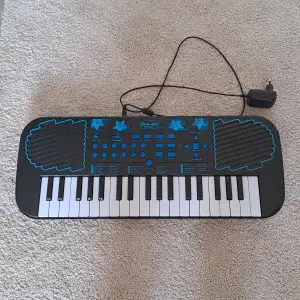 En blå fint fungerande keyboard med många olika funktioner på ljud och beat. Säljer för att jag aldrig använder den längre men den är bara använd ett fåtal gånger. Köpan betalar för frakten.