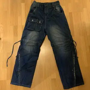 y2k baggy jeans med detaljer och fickor, lägger upp igen pga dåligt intresse på förra annonsen 