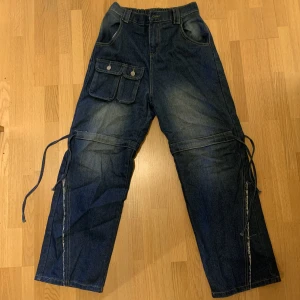 y2k baggy jeans  - y2k baggy jeans med detaljer och fickor, lägger upp igen pga dåligt intresse på förra annonsen 