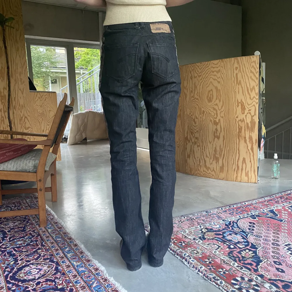 Jättecoola och unika lågmidjade jeans, metallic print på framsidan och svart/grå Denim på baksidan. Midjemått (mätt rakt över jeansen): ca 35 cm Innerbenslängd: ca 84 cm. Jeans & Byxor.