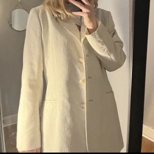Beige kavaj - Super fin och lyxig kavaj. Har tagit ut axelvaddarna, så är uppsprättat inifrån men inget som syns utanpå. Skriv vid frågor :) den är storlek 42 men perfekt på mig som har S