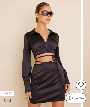 Set från Nelly  - Ingår en topp samt kjol. Oanvänd.  Lappen finns kvar. Storlek 38. Originalpris 600 kr. Säljer hela setet för 200 kr exklusive frakt. 