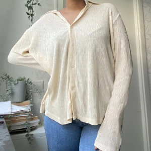 Plisserad blus - Plisserad krämig blus från GinaTricot Aldrig använd