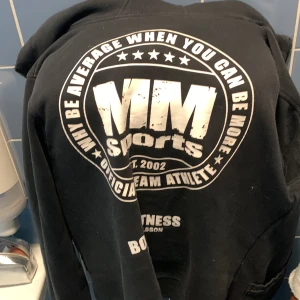 Hmmmmm - Det här är en väldigt fin tröja med bra kvalite och skorna är typ oanvända men hon är använd hon följer med på priset Lionel/Enzo  Hör av om mer frågor 