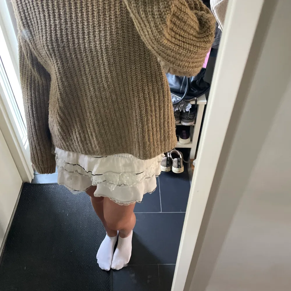 Stickad tröja från NA-KD. Storlek xs men skulle säga att det är en S. Inte alls stickig och passar jättebra till en kjol nu i sommar. . Stickat.
