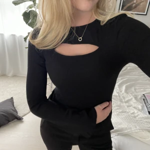 Tröja - Jättefin ribbad svart tröja från Nakd!! Endast använd 1 gång❣️