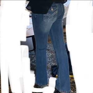 Följ mig gärna då jag lägger upp liknande plagg 🌼Säljer dessa bootcut jeans då de inte kommer till användning mer. De är 36 i midjan, 80 i innerbenet, 24 i bootcut och M i storlek. Skriv gärna om du har frågor ❤️