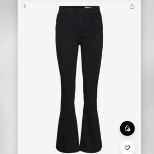 Säljer dessa ursnygga svarta jeans från Noisy May. Använda några fåtal gånger, men det är inget som syns. Inga fläckar tillkommer heller.