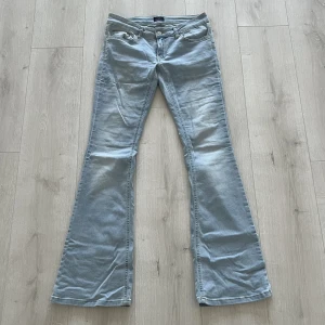 Lågmidjade jeans från Nelly - Lågmidjade bootcut jeans från nelly. Ljusblåa och väldigt skönt material. Dom är stretchiga men tyvärr lite för stora för mig. Nypris 500 kr. Liten fläck längst ner vid foten men syns knappt 