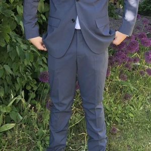 Kostym - Kostym som enbart använts vid skolavslutning åk 9, 2022 (endast några timmar under skoltid). Skick därav som nytt. Inköpt på HM för ca 1200-1300 kr. Färg stålblå (vad jag minns). 