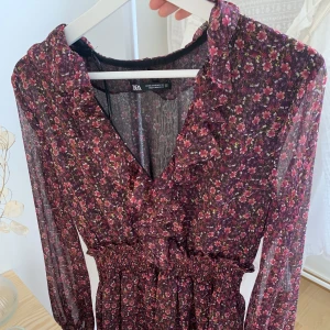 Klänning  - Sååå fin klänning ifrån zara. Helt perfekt för sommaren då den är väldigt sval. Inga större defekter förutom några trådar, men dom går lätt att klippa av. Jag har sytt fast en ”hake” ( se tredje bilden ) ifall man inte vill ha den för urringat. ❤️