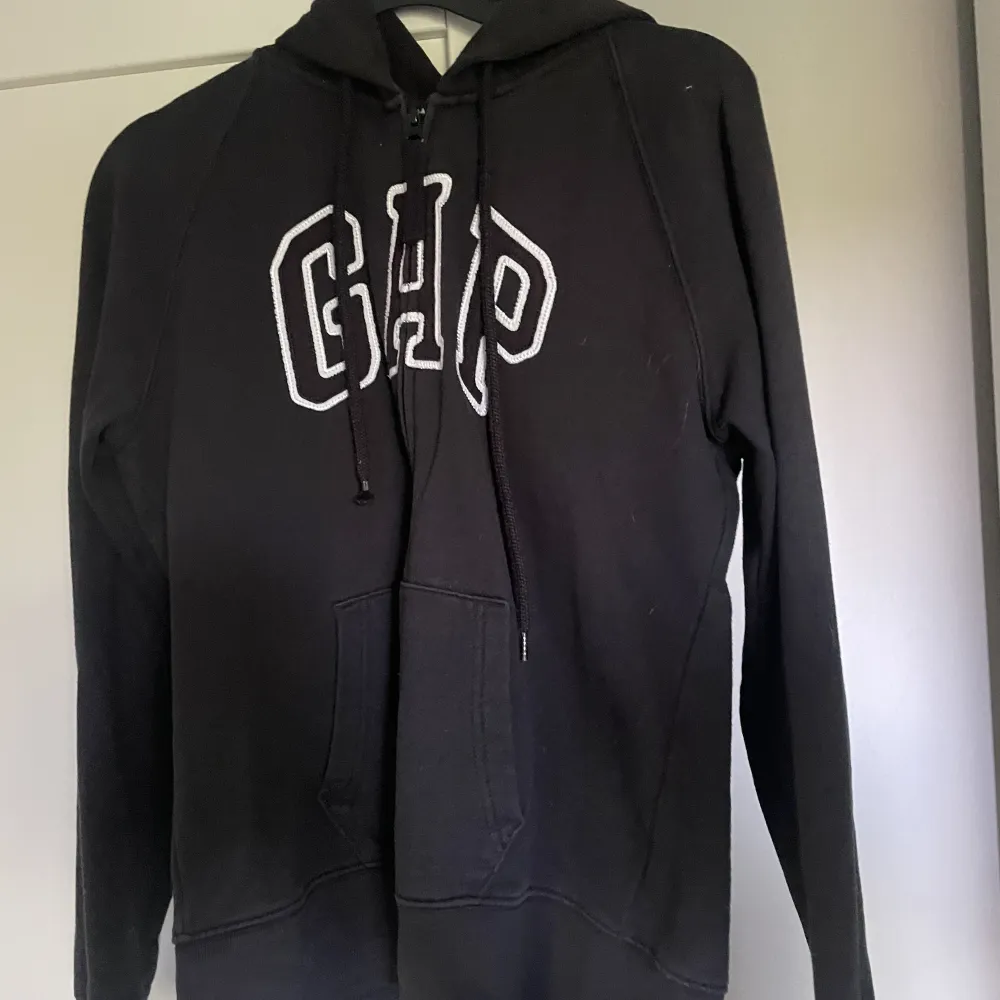 Ziphoodie från GAP. Sett att dessa trendar just nu men jag änvänder den tyvärr inte. Väldigt fin passform. Kom gärna med eget prisförslag💕. Hoodies.