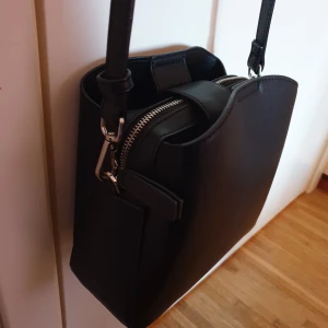 Axelbandsväska - Använd en gång, från Åhléns. I väldigt bra skick