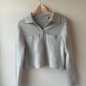 Grå cardigan/kofta - Från Åhléns storlek XS. Vid frågor är det bara att skriva. Köparen står för frakt, kan även mötas upp 