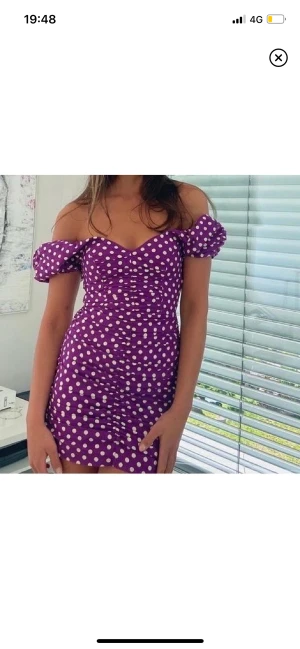 Klänning - zara - Klänning från Zara, lila med vita prickar på! Storlek s 