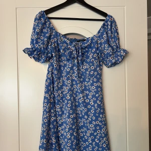Sommar klänning - Blommig blå Klänning