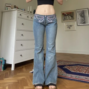 Unika vintage jeans - Unika jeans i storlek S/M. Midjemått: 80-84 cm  Innebenslängd: 84 cm