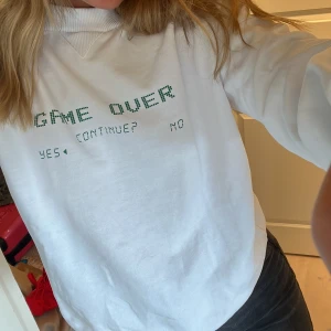 Collegetröja  - Collegetröja från NA-KD med texten game over 