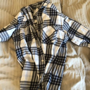 Carhartt Skjorta (S) - Inga hål eller fläckar. Ursäkta dålig bild, finns Carhartt märke på bröstet. 