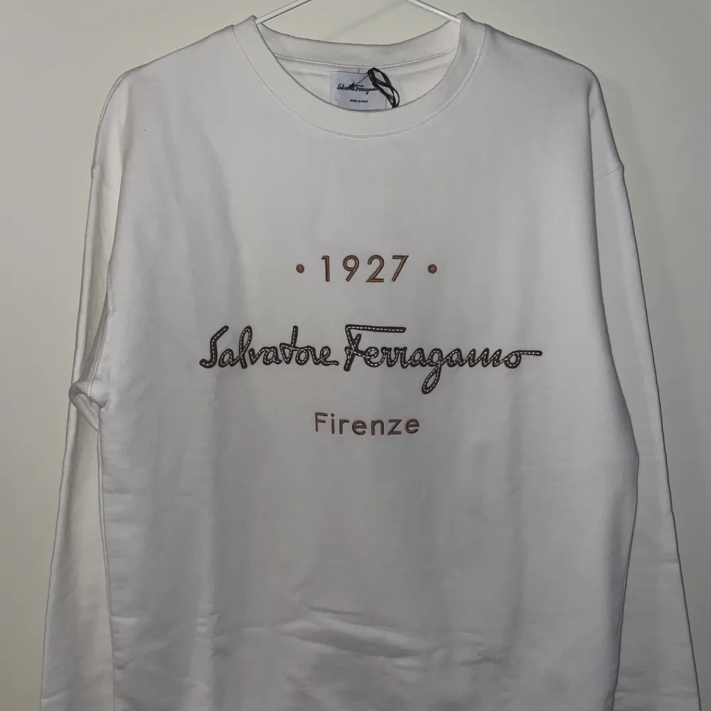 Salvatore Ferragamo tröja vit sweatshirt tjocktröja  Skick: 10/10 Storlek: S  Säljs då jag tömmer garderoben och vill bli av med gamla kläder.. Hoodies.