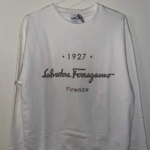 Salvatore Ferragamo tröja vit sweatshirt tjocktröja  Skick: 10/10 Storlek: S  Säljs då jag tömmer garderoben och vill bli av med gamla kläder.