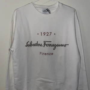Salvatore Ferragamo Made in Italy Italien sweatshirt  - Salvatore Ferragamo tröja vit sweatshirt tjocktröja  Skick: 10/10 Storlek: S  Säljs då jag tömmer garderoben och vill bli av med gamla kläder.