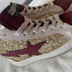 Super snygga glitter sneakers. Som liknar de trendiga golden goose skorna , Skorna är oanvända då de inte passade mig. Och nypris är ca 1200💗