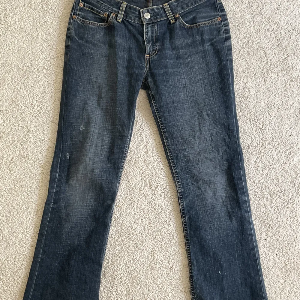 jätte snygga levis utsvängda jeans som tyvärr blivit för stora för mig, de är bootcut. Kontakta för fler bilder eller info. 😁. Jeans & Byxor.