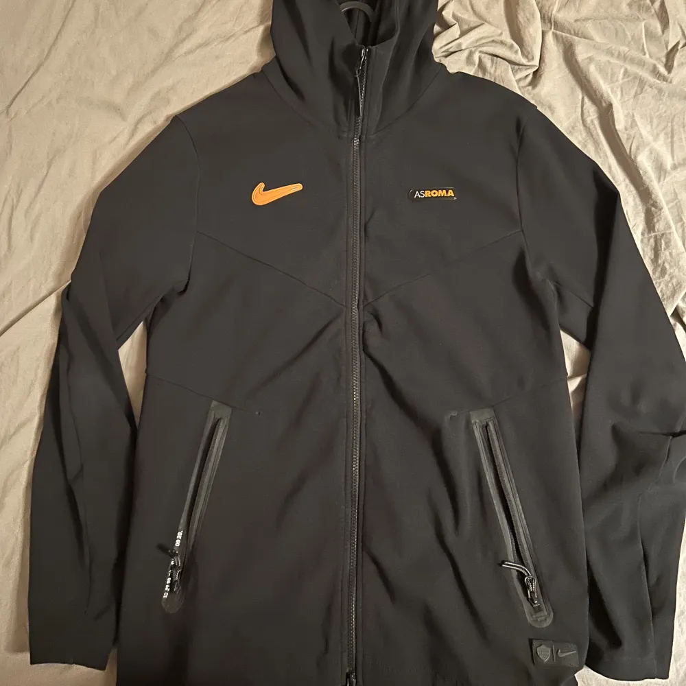 Nike tech pack hoodie för AS Roma från 2020/2021 säsongen.   Storlek: M Skick: 9/10. Hoodies.