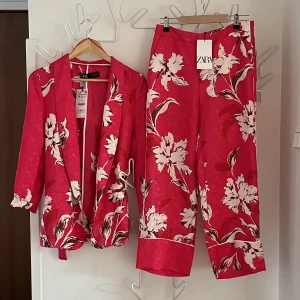 Zara set - Sååå snyggt och somrigt set från zara med kavaj och byxor!! Båda är oanvända med lapp kvar. Nypris på kavajen är 559kr och byxorna 399kr! Säljer setet för 700kr💕 storlek M på båda delarna, luftigt tyg