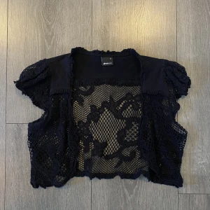 Spets bolero - Svart bolero med spets från Ginatricot, strl M men passar S