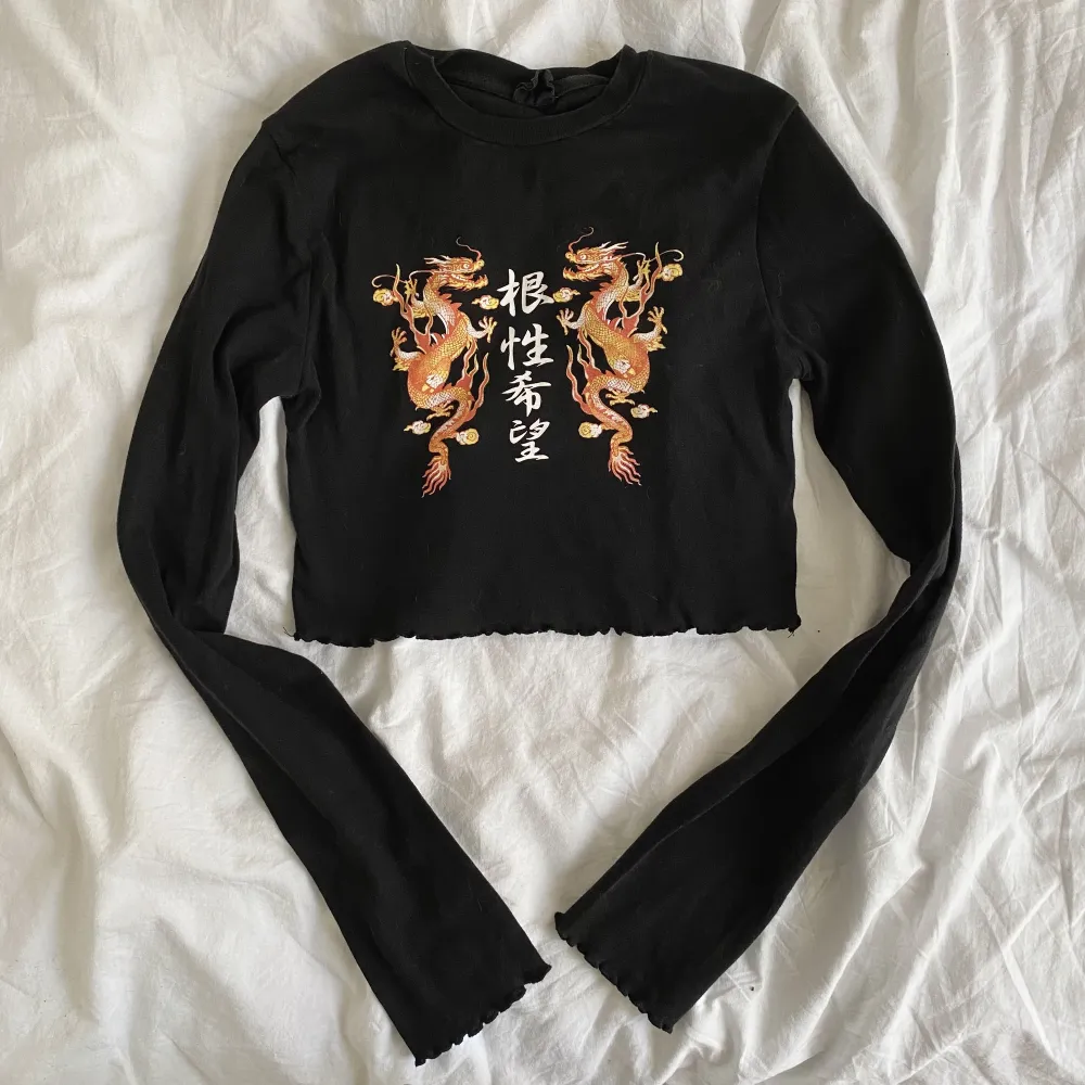 En fin och unik tröja med långa ärmar från Urban Outfitters. Säljer på grund av att den inte kommer till användning. Storlek M men mer som en S. I fint skick!. Toppar.