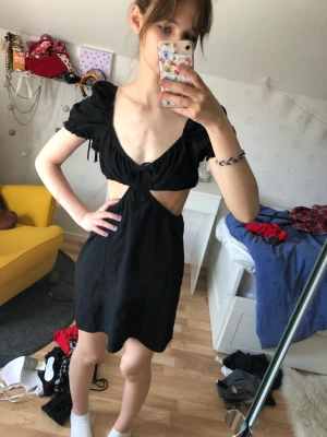 Svart klänning - Aldrig använd, nyskick. Svart klänning från h&m. Den satt inte bra på mig och säljer därav.